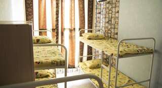 Хостел Хостел «Куба» Адлер Кровать в общем четырехместном номере для мужчин и женщин-1